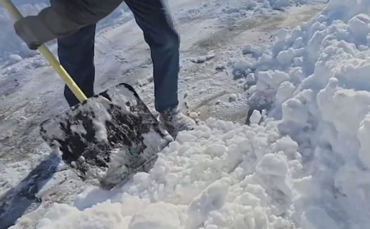 费城暴雪过后！别硬扛！每年100人因铲雪猝死，45岁以上尤其危险！铲雪前你必须知道的安全事项！