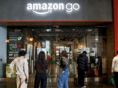 刚进2026，美国就业市场崩了！裁员环比暴增205%，创08年金融危机以来最惨1月！