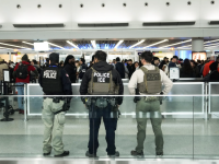 费城机场大排长龙！特朗普派ICE特工上阵，最近出行别慌，这几招一定要记住