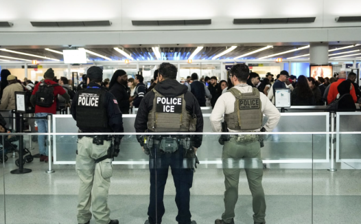 费城机场大排长龙！特朗普派ICE特工上阵，最近出行别慌，这几招一定要记住