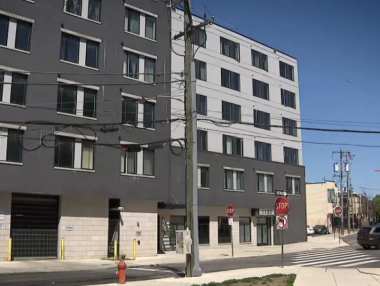 太震惊了！费城北自由区青少年在公寓产子后被控杀婴！新生儿胸部被刀刺身亡