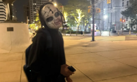 警方全城搜捕!费城市政厅附近惊现“鬼娃面具男”,专挑清晨路人下手!追人、威胁、还偷拍视频