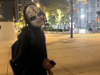 警方全城搜捕!费城市政厅附近惊现“鬼娃面具男”,专挑清晨路人下手!追人、威胁、还偷拍视频